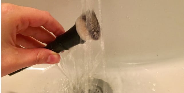 make-up-pinsel-zuerst-mit-wasser-reinigen-lea-hermannutopia-170917_download Reinige den Make-Up-Pinsel zuerst mit Wasser.