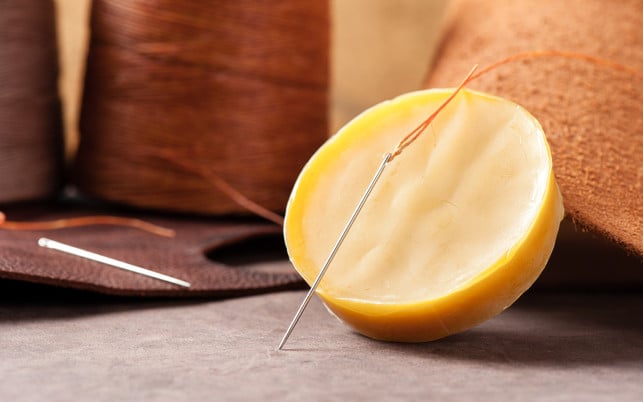 tools for leather working Mit etwas Wachs gelingt dir dein Visible-Mending-Projekt leichter.