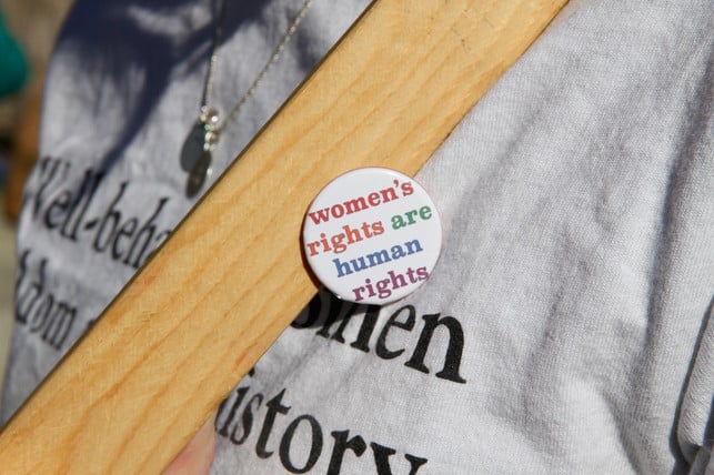 gegen-den-bh-gingen-feministinnen-bereits-auf-die-cc0-pixabay-openroadpr-221026_download Gegen den BH gingen Feminist:innen bereits auf die Straße.