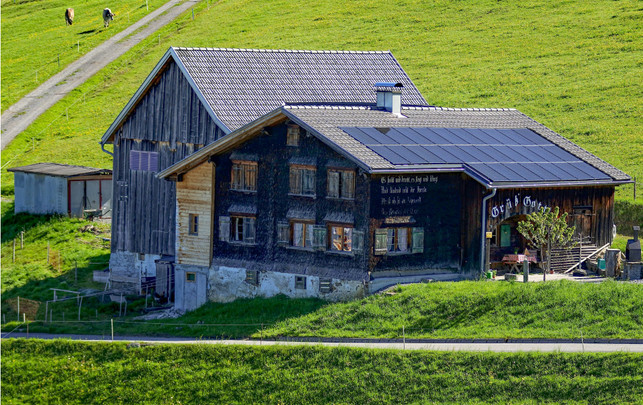 Almen: Regionalität im Urlaub entdecken Alte traditionelle Alm am Berghang
