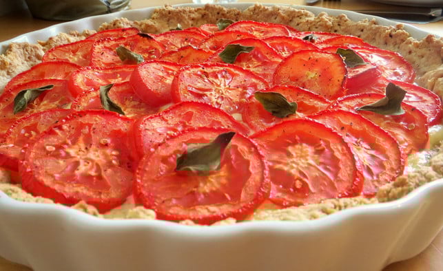 die-tomaten-quiche-kannst-du-mit-frischen-kraeutern-utopia-leonie-barghorn-200630_download Die Tomaten-Quiche kannst du mit frischen Kräutern wie beispielsweise Majoran anreichern.