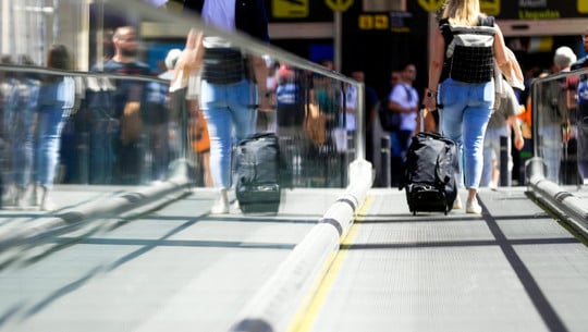 reisende-flughafen-Clara-Margais-dpa-dpa-tmn-250821 Reisende am Flughafen