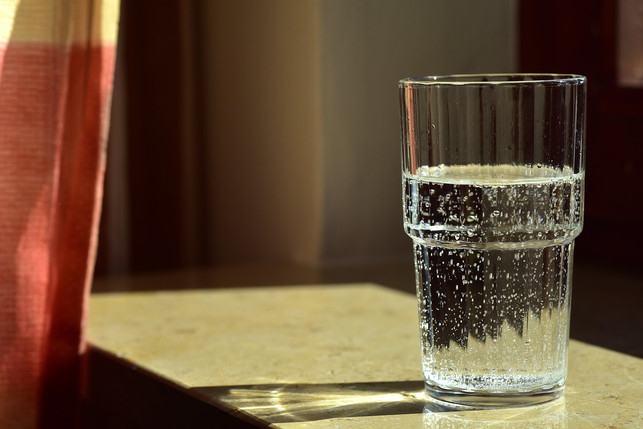 one-glass-water-help-against-die-Muedigkeit-Cc0-Pixabay-Pulleo-130128_Download A glass of water helps against the tiredness.