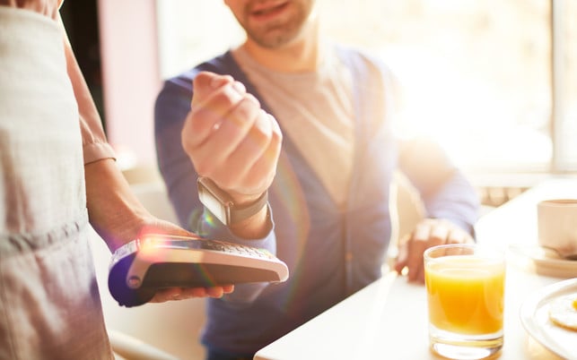 Paying for order Kontaktloses Bezahlen funktioniert nicht nur mit der Kreditkarte.