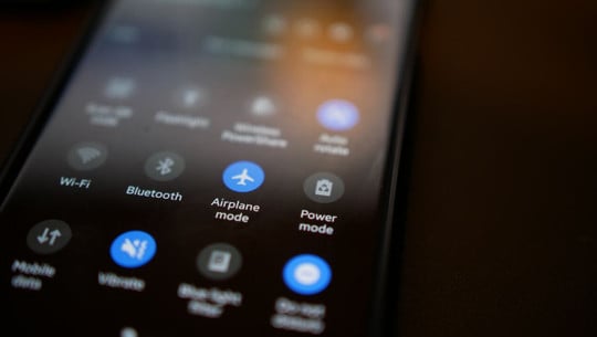 dark-mode-cc0-unsplash-stenslens-231121 dark mode