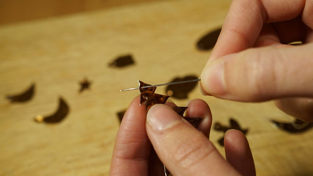 weihnachtsschmuck-aus-tomatenmark-tuben-auffaedeln-utopia-nbr-231218_download Weihnachtsschmuck aus Tomatenmark-Tuben auffädeln.