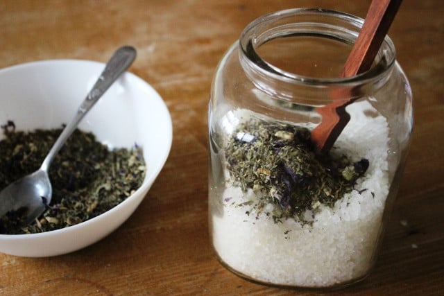 Badesalz-Valentinstag_u_170208_kbliem_640x427_09 Badesalz selber machen: Schritt 3: Blüten und Gewürze hinzugeben