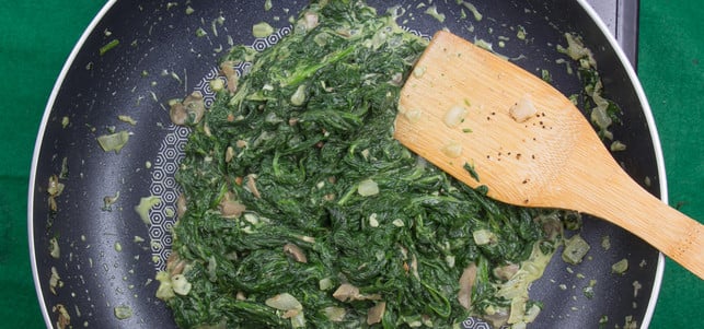 spinach cooking in pan Spinat gekocht