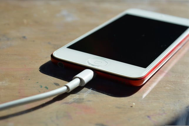 wenn-dein-handy-fertig-geladen-hat-solltest-du-da-cc0--pixabay--annekroiss-251117_download Wenn dein Handy fertig geladen hat, solltest du das Netzteil aus der Steckdose ziehen.