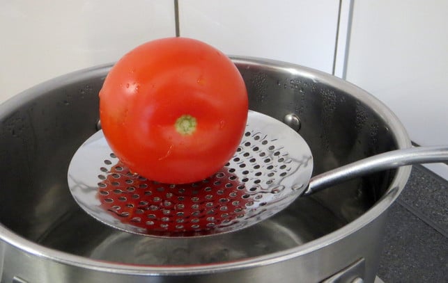 die-tomate-mit-einer-schaumkelle-aus-dem-topf-hebe-utopia-leonie-barghorn-180327_download Die Tomate mit einer Schaumkelle aus dem Topf heben.