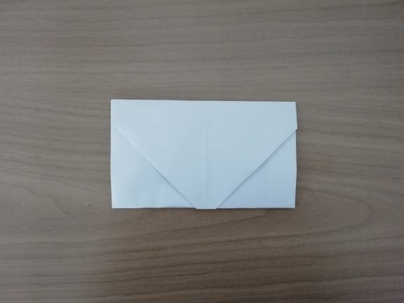 klappe-das-dreieck-nach-unten-fertig-ist-dein-se-utopia-julia-kloss-190529_download Klappe das Dreieck nach unten – fertig ist dein selbstgefalteter Briefumschlag.