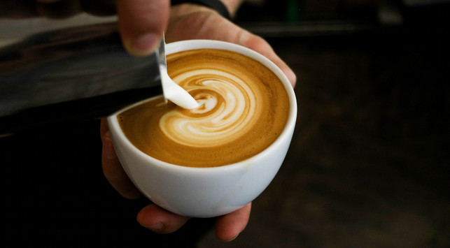 milk-foam-soja-hafer-160721-1280x700 Die Menge macht's: ab und zu ein Milchkaffee schadet niemandem, drei davon vielleicht schon