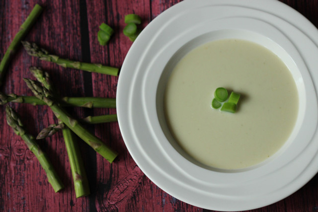 Vegan asparagus soup as a spring classic.