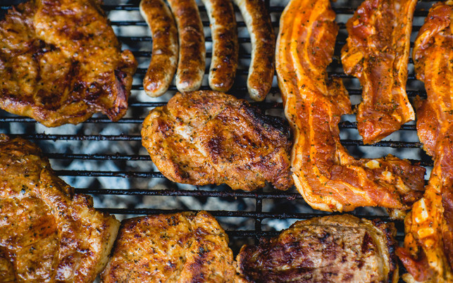 Fleisch kann Antibiotika-Rückstände und resistente Keime enthalten Fleisch kann Antibiotika-Rückstände und resistente Keime enthalten