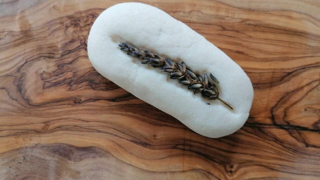 dav Ein mit Lavendel verzierter Duftstein.