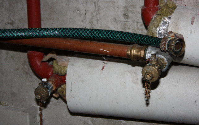 verbinde-den-schlauch-mit-dem-wassersystem-der-hei-maria-hohenthalutopia-201026_download Verbinde den Schlauch mit dem Wassersystem der Heizanlage.