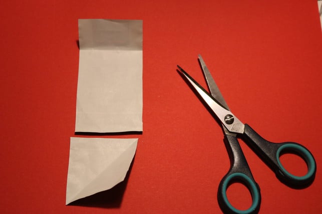 schneide-quadrate-aus-den-leeren-verpackungen-utopiadechantal-gilbrich-191007_download Schneide Quadrate aus den leeren Verpackungen.