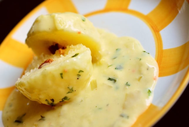mit-semmelbroesel-gefuellte-kartoffelknoedel-servie-cc0-pixabay-congerdesign-181218_download Mit Semmelbrösel gefüllte Kartoffelknödel - serviert mit leckerer Rahmsoße.