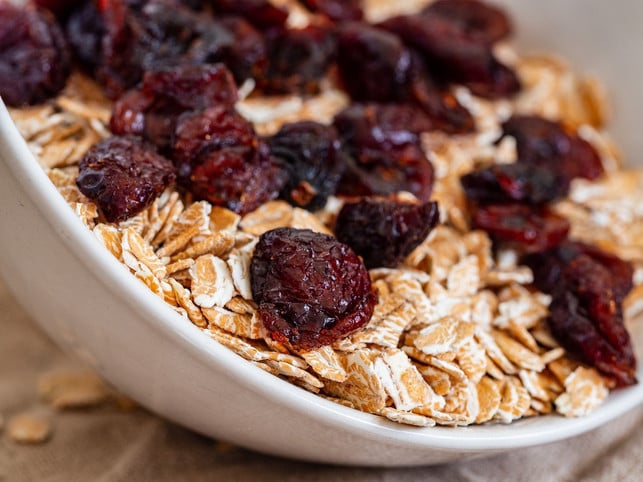 preiselbeeren-und-cranberrys-werden-gerne-als-getr-cc0-pixabay-martin_hetto-230906_download Preiselbeeren und Cranberrys werden gerne als getrocknete Früchte ins Müsli gegeben.