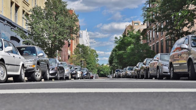 parkende-autos-pb-glady-251124 Straße mit parkenden Autos auf beiden Seiten