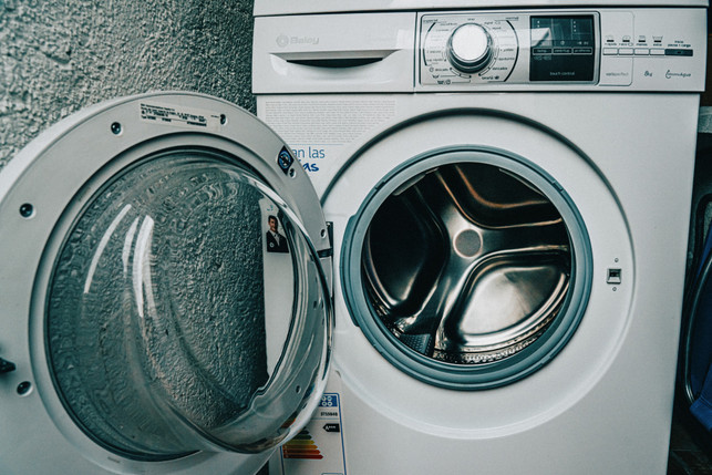verwende-feinwaschmittel-und-einen-waeschesack-wen-cc0--pixabay--antonio_cansino-250720_download Verwende Feinwaschmittel und einen Wäschesack, wenn du Schuhe in der Waschmaschine wäschst.