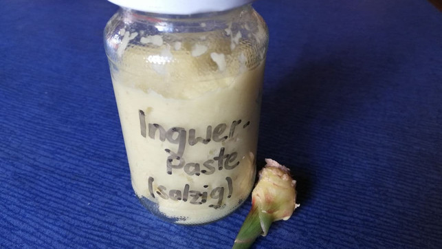 fuelle-die-fertige-ingwerpaste-in-ein-beschriftetes-victoria-clauss-utopia-210813 Fülle die fertige Ingwerpaste in ein beschriftetes und steriles Schraubdeckelglas und bewahre sie im Kühlschrank auf.