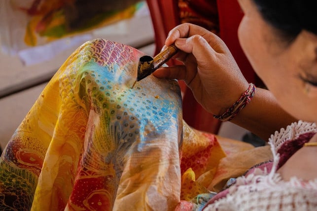 batiktechnik-in-indonesien-ein-faerbeverfahren-mit-cc0-pixabay-anglesnviews-200229_download Batiktechnik in Indonesien: Ein Färbeverfahren mit Tradition.