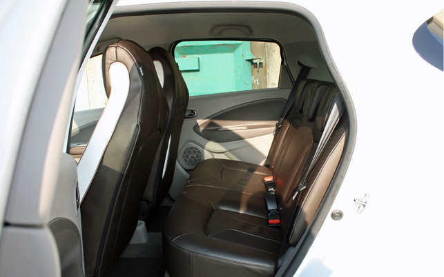 renault-zoe-ruecksitz-im-test-u-christoph-schwarzer-170220-1280x800 Preis: Mit 41 kWh-Batterie kostet der Renault Zoe so 34.700 Euro, mit Prämie 29.700 Euro.