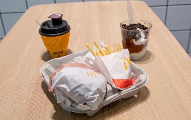 mcdonalds-einweg-mehrweg-greenpeace-bente-Stachowske-230118-1920x1209-1 Die Greenpeace-Recherche ergab: McDonald's setzt die neue Mehrwegpflicht erst teilweise um.