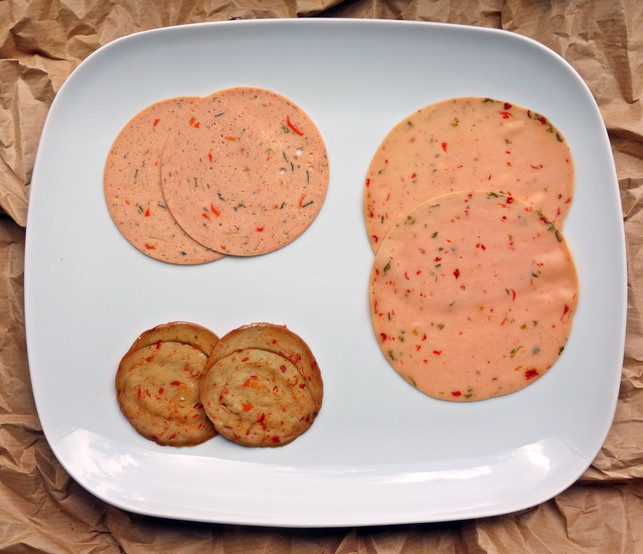 Drei Sorten vegetarischer Paprika-Lyoner Drei Sorten vegetarischer Paprika-Lyoner: Heirler (l.o.), Aldi Süd (rechts), Wheaty (l.u.)