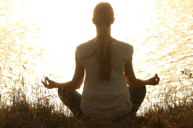 fuer-eine-meditation-musst-du-nicht-unbedingt-im-ty-cc0-pixabay-pexels-180808_download Meditieren kann dir helfen, das Grübeln zu stoppen.