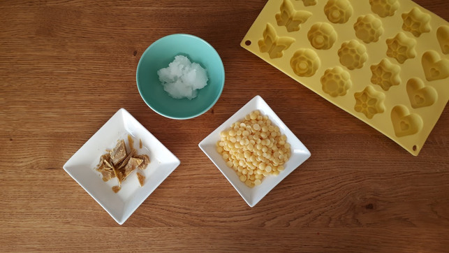 fuer-feste-handcreme-brauchst-du-nur-drei-zutaten-utopia-iv-201125_download Für feste Handcreme brauchst du nur drei Zutaten: Kokosöl, Kakaobutter und Bienenwachs.