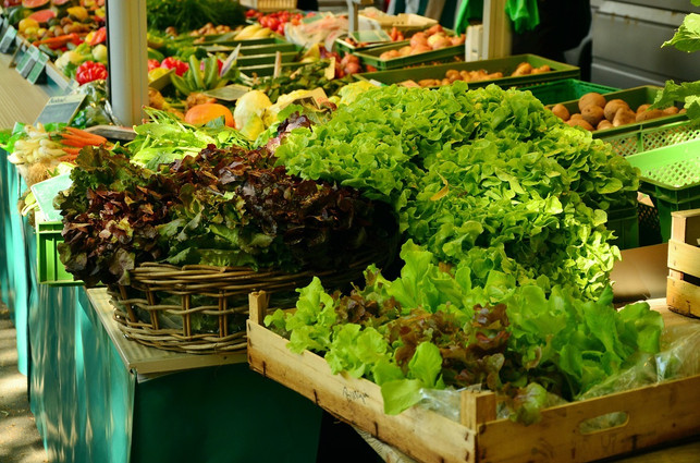 auf-dem-wochenmarkt-kannst-du-obst-und-gemuese-kauf-cc0-pixabay-congerdesign-210727_download Auf dem Wochenmarkt kannst du Obst und Gemüse kaufen, dass nicht in eine optische Norm gepresst wurde.