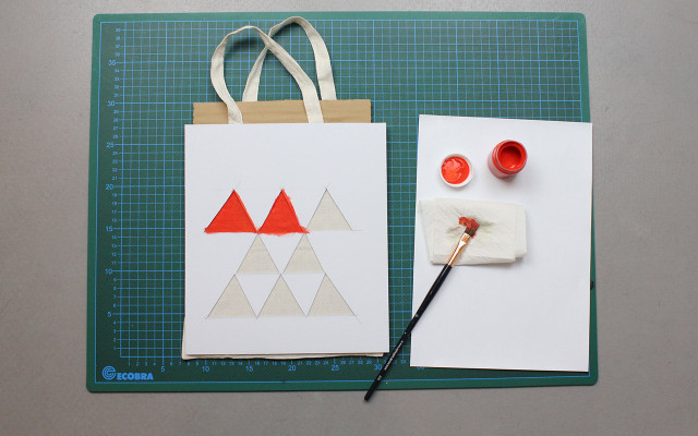 diy-taschen-bemalen-5-farbe-u-miro-poferl-161027-1280x800 DIY Stoffbeutel, Jutebeutel selber bemalen Anleitung