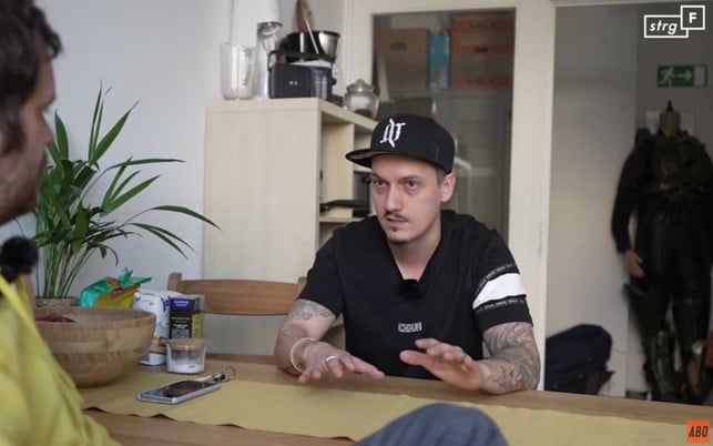 Video-Creater LeFloid erklärt, warum es nicht so einfach ist, auf Social-Media plötzlich weniger privates zu teilen. Video-Creater LeFloid erklärt, warum es nicht so einfach ist, auf Social-Media plötzlich weniger privates zu teilen.