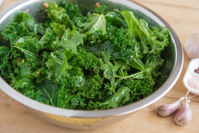In winter, kale can be used not only to make stews and salads, but also to make hearty and nutritious juices.