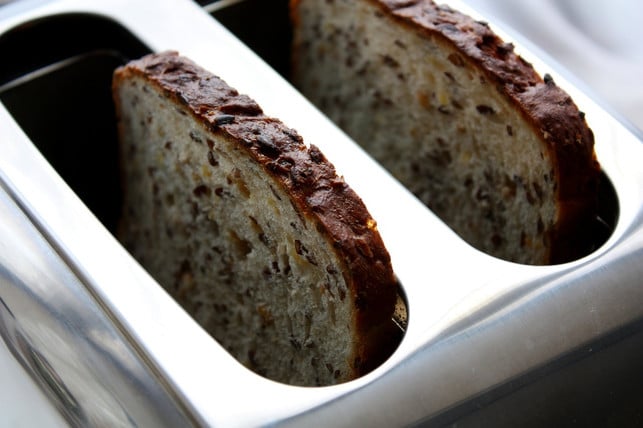 manche-reste-muessen-aus-dem-toaster-mit-einer-buers-cc0-pixabay-publicdomainpictures-221220_download Manche Reste müssen aus dem Toaster mit einer Bürste oder einem Pinsel entfernt werden.