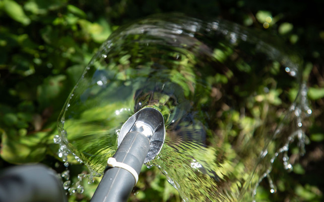 giesskanne-ohne-aufsatz-lifehack-dpa Fazit: Mit Hilfe des Löffels lässt sich das Wasser gleichmäßiger über eine größere Fläche verteilen.