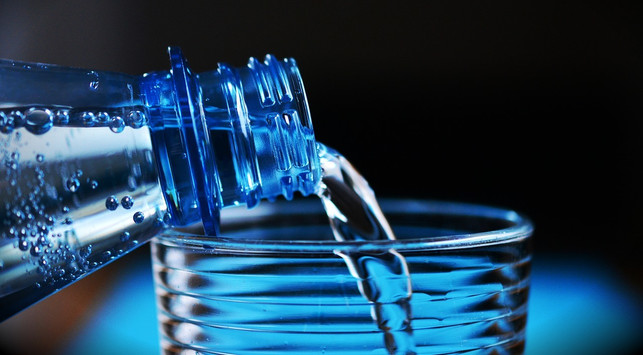Water-Aus-Plastic bottle Solt test du avoiding-CCO-Public DomainpixabayCongerDesign-171102_Download You should avoid water made of plastic bottles.
