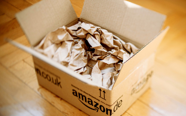 Amazon parcel opened on home parquet floor Bei Amazon kannst du nicht nur bestellen, sondern mit Amazon Pay auch online bezahlen.