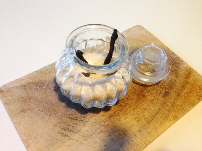 vanilleschote-in-den-zucker-stecken-julia-knies-utopia-171107_download Stecke die Vanilleschote in den Zucker.