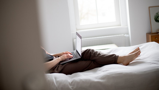 Mit Straßenklamotten aufs Bett? Das sagen Hygiene-Experten dazu Mit Straßenklamotten aufs Bett? Das sagen Hygiene-Experten dazu