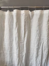 duschvorhaenge-plastikfrei-leinen-etsy-3hleinen-210819-600x800-1 Nachhaltige Duschvorhänge: Bei Etsy kannst du einen Duschvorhang aus Leinen kaufen.
