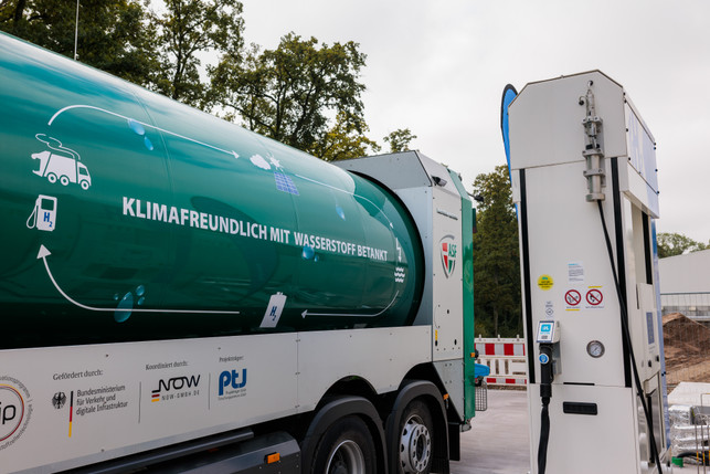 Stadt Freiburg eröffnet Wasserstofftankstelle für Müllautos Ein wasserstoffbetriebenes Müllauto an einer neuen Wasserstofftankstelle auf dem Gelände der Abfallwirtschaft und Stadtreinigung Freiburg GmbH (ASF)