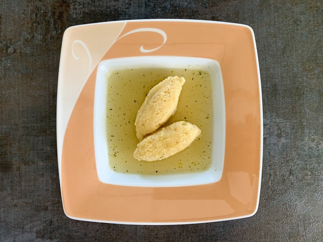 griessnockerlsuppe-ganz-einfach-selbst-gemacht-katrin-baab-utopia-191230_download Grießnockerlsuppe selber zu machen ist nicht schwer.
