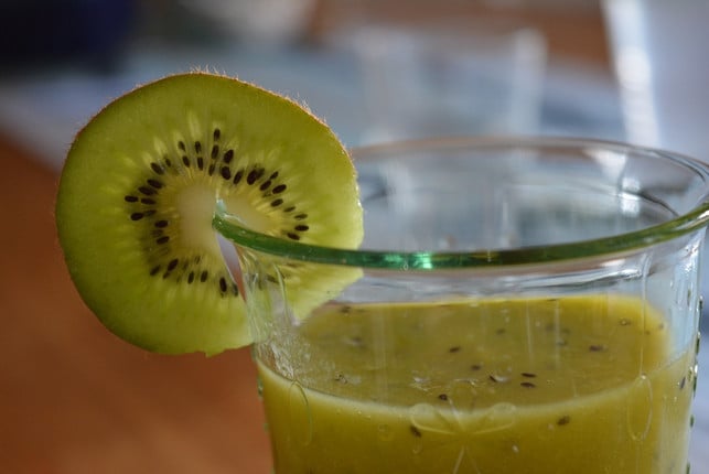 kiwi-kannst-du-erst-einfrieren-und-dann-fuer-smooth-cc0-pixabay-itsmirkwoodgirl-220407_download Du kannst Kiwi nach dem Einfrieren für Smoothies verwenden.
