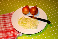 diese-materialien-benoetigst-du-fuer-ein-zwiebelsaeck-utopiadechantal-gilbrich-190104_download Diese Materialien benötigst du für ein Zwiebelsäckchen.