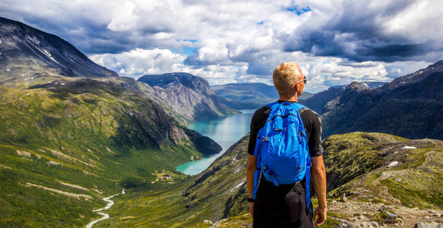 If you be-hitze-hiking-IT-IT-INTICHTE-CC0-PIXABAY-SORBOTO-250525_DOWNLOAD If you go hiking in the heat, the right clothing is particularly important.