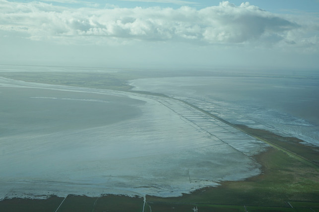 auch-den-hindenburgdamm-auf-sylt-kannst-du-mit-dem-cc0-pixabay-lucasbouillon-220503_download Auch den Hindenburgdamm auf Sylt kannst du per Zug befahren.