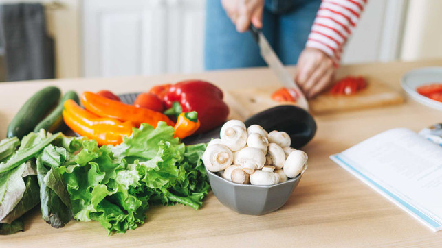 AdobeStock_436875966_1920x1080px gesund abnehmen ernährung nachhaltig